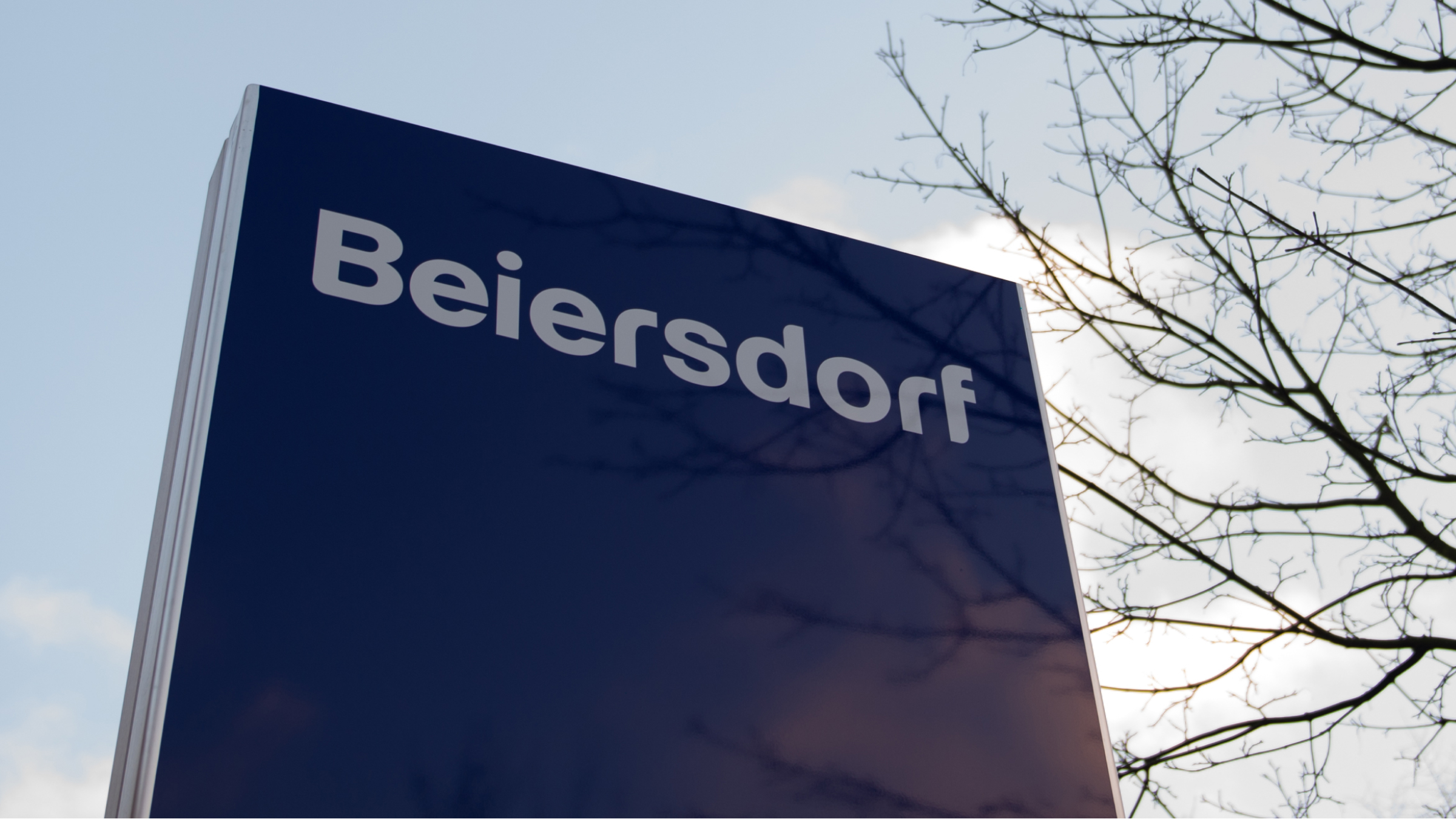 Das Beiersdorf-Gebäude ist am Haupteingang des Forschungszentrums der Beiersdorf AG abgebildet.