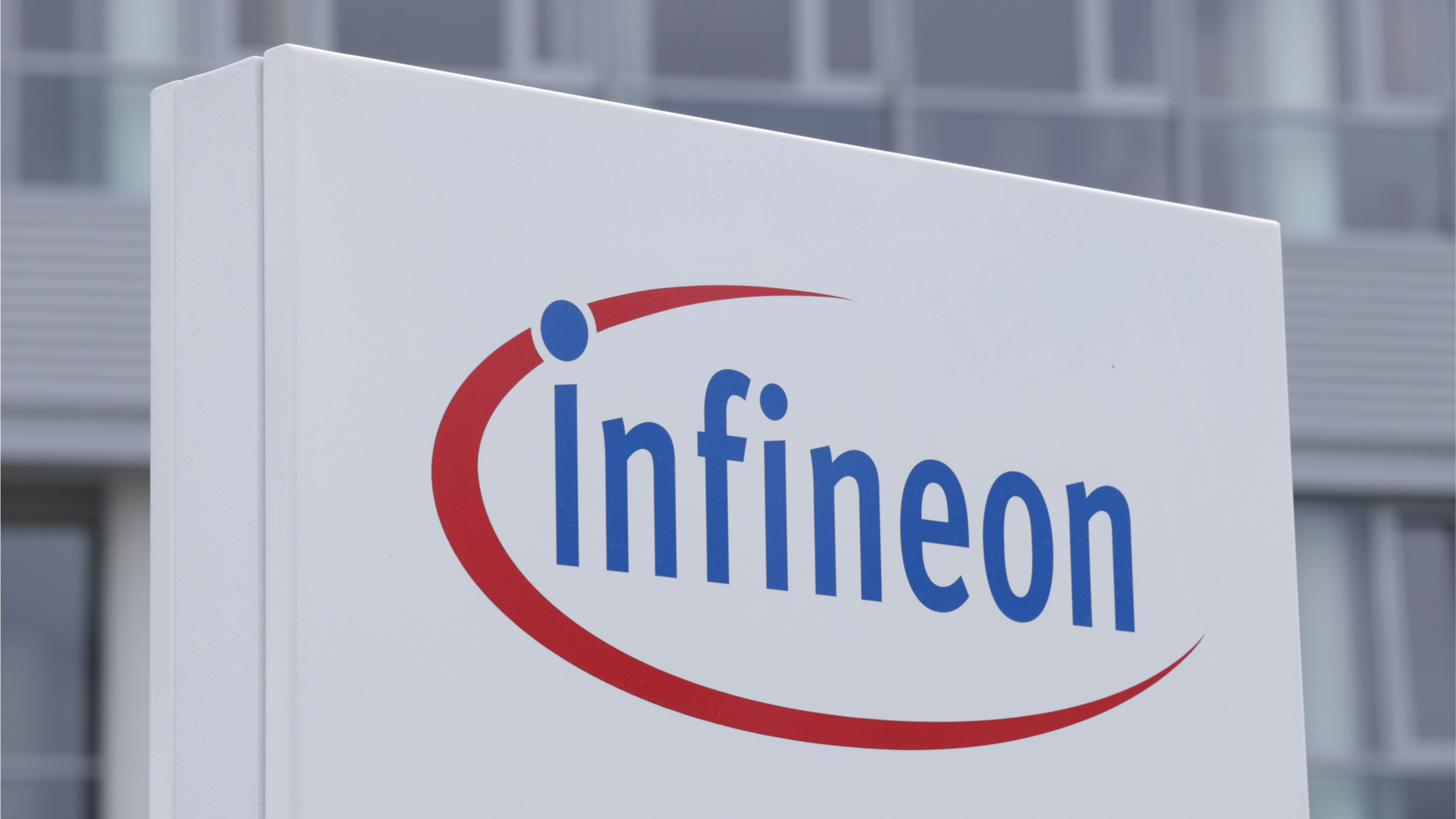 Das Logo von Infineon Technologies prangt an der Halbleiterfabrik von Infineon.
