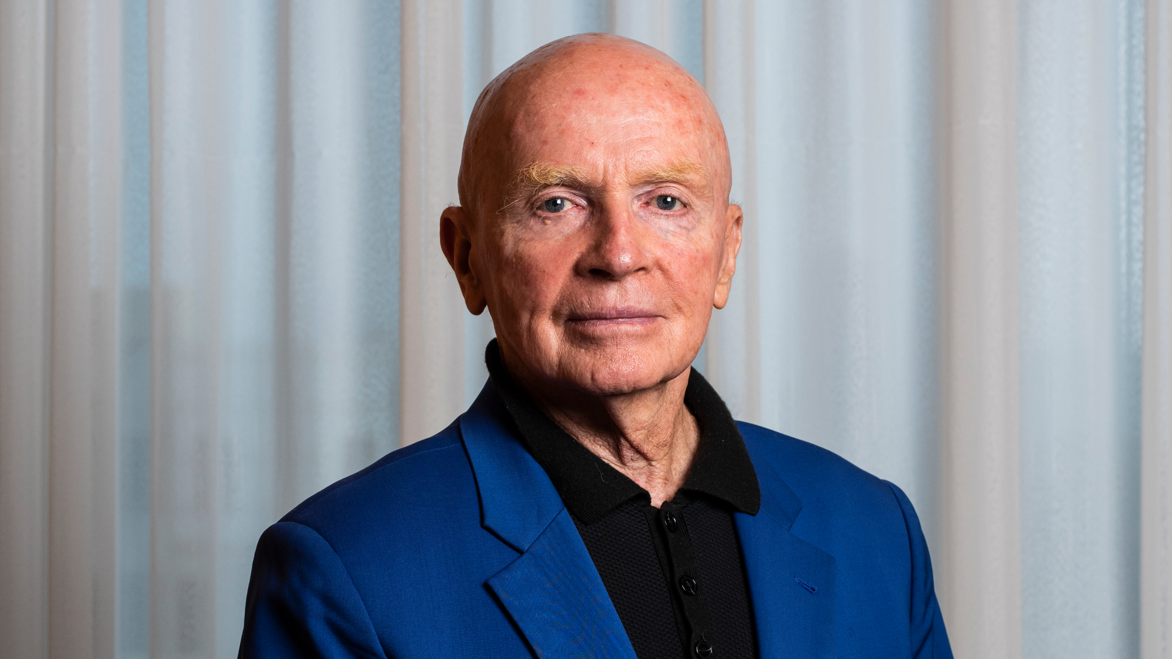 Mark Mobius posing for a photoshoot.