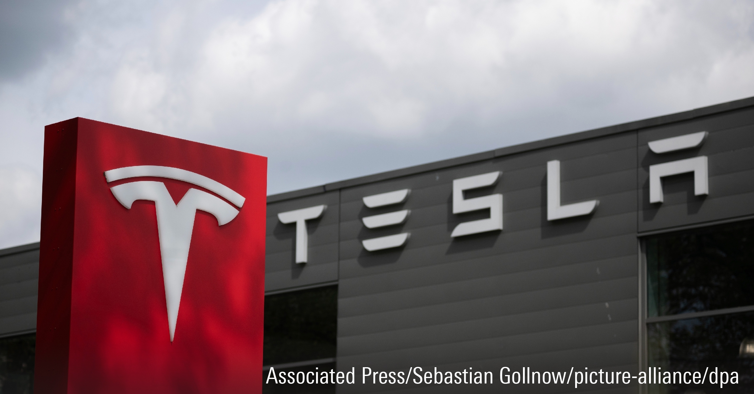 Logotype Tesla sur un ordinateur.