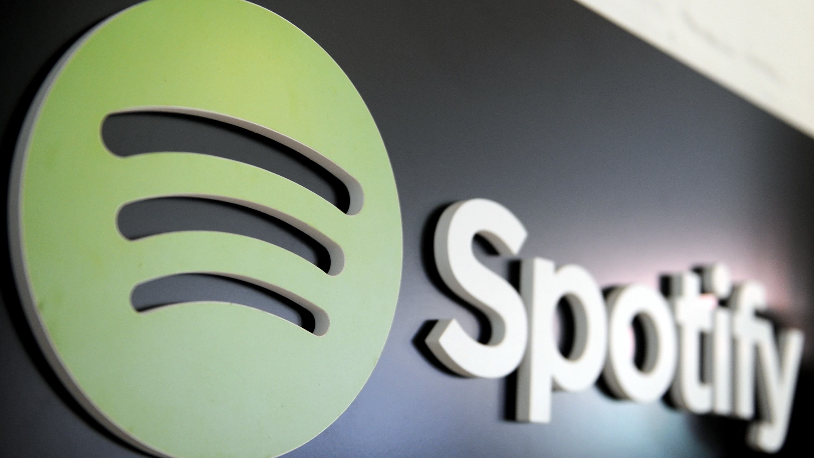 ARCHIV - Das Logo des Musik-Streaming-Dienstes Spotify am 25.02.2014 in Berlin. Der weltgr&ouml;&szlig;te Musikstreaming-Dienst Spotify setzt laut Medienberichten zu seinem seit langem erwarteten B&ouml;rsengang an. (zu dpa &laquo;Medien: Spotify reichte vertraulichen Antrag f&uuml;r B&ouml;rsengang ein&raquo; vom 04.01.2018) Photo by: Britta Pedersen/picture-alliance/dpa/AP Images