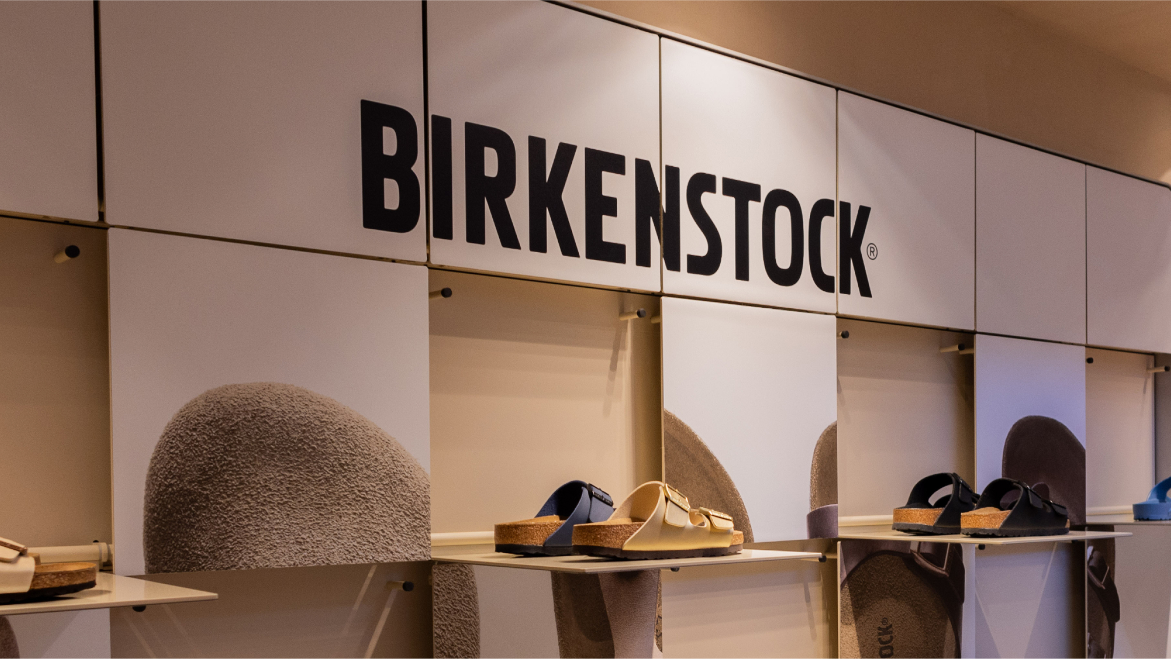 In einem Birkenstock-Geschäft sind Birkenstock-Schuhe in Regalen ausgestellt.