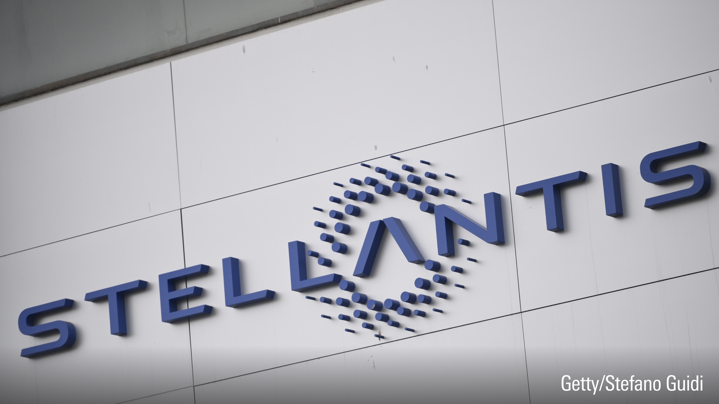 Vue générale du logo Stellantis sur les nouveaux véhicules hybrides et PHEV.
