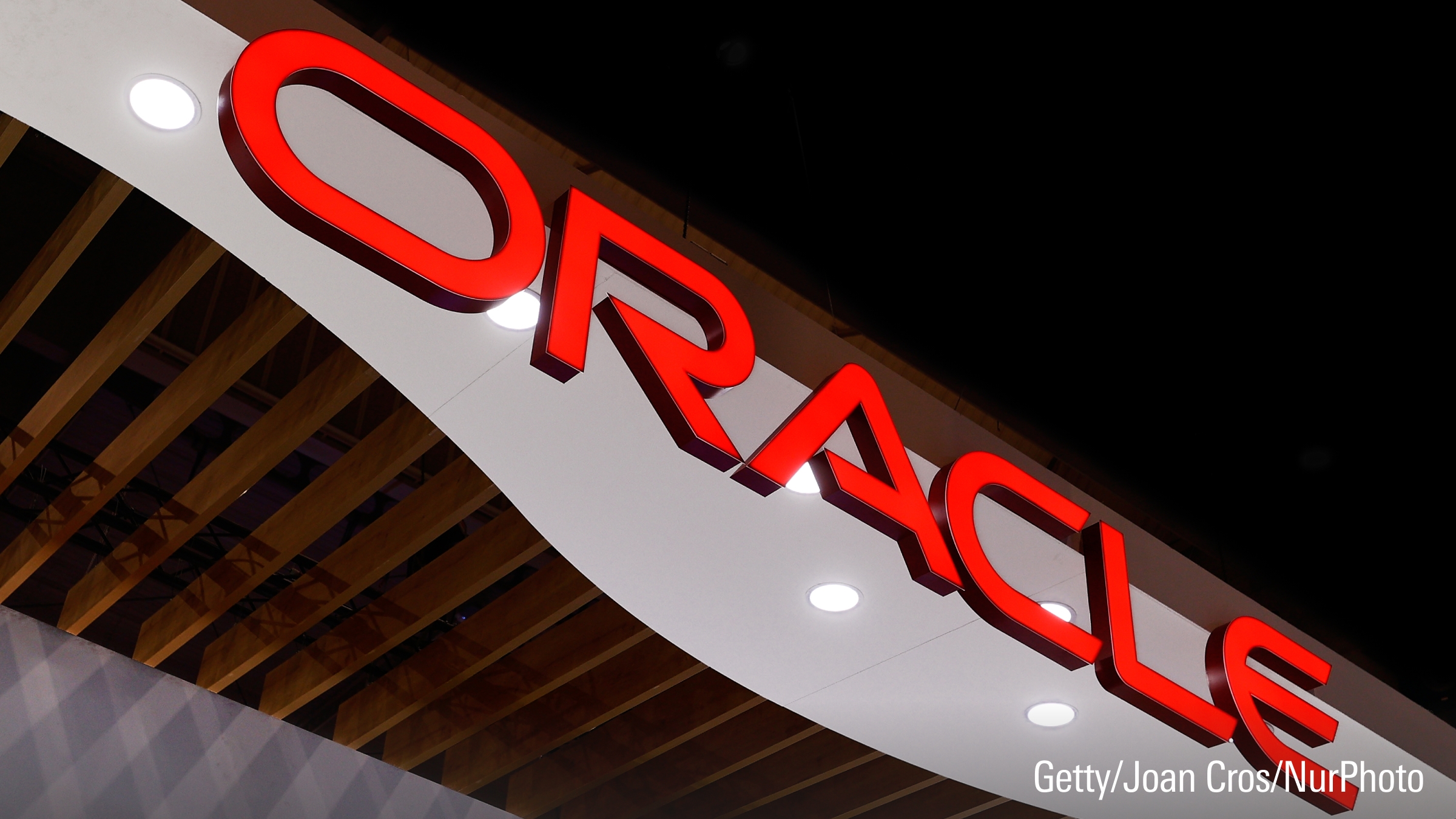 Le logo d'Oracle est exposé dans le pavillon de la société au Mobile World Congress de Barcelone, en Espagne.