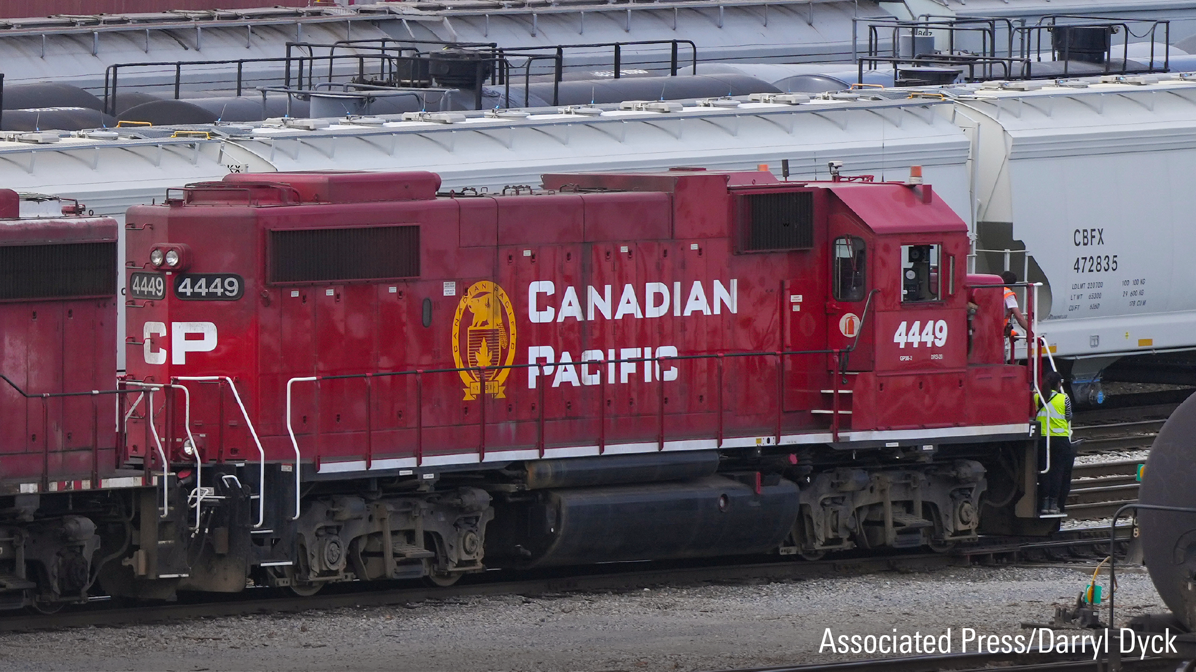 Des locomotives sont déplacées dans la cour de triage du Canadien Pacifique Kansas City (CPKC) à Port Coquitlam, en Colombie-Britannique.