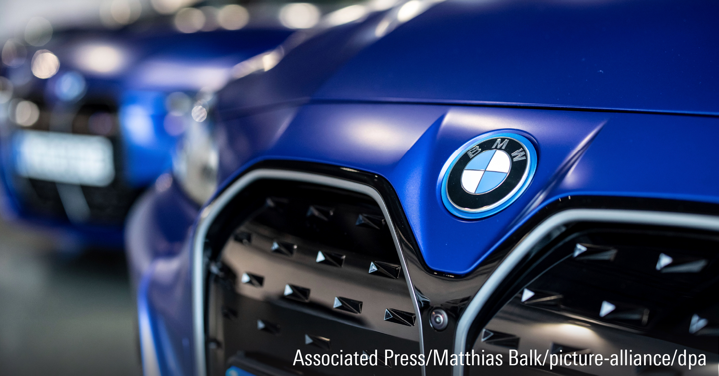 The BMW manufacturer logo is seen on the grill on the front of a BMW i4.