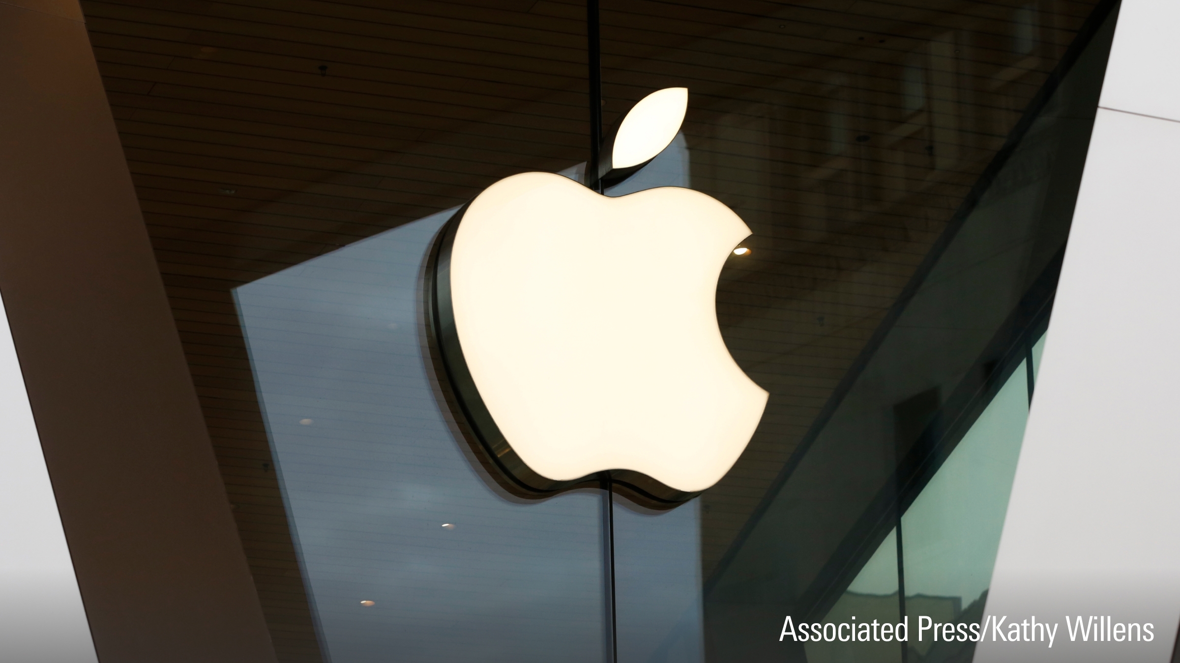 Een Apple logo siert de gevel van de Apple winkel in Brooklyn.
