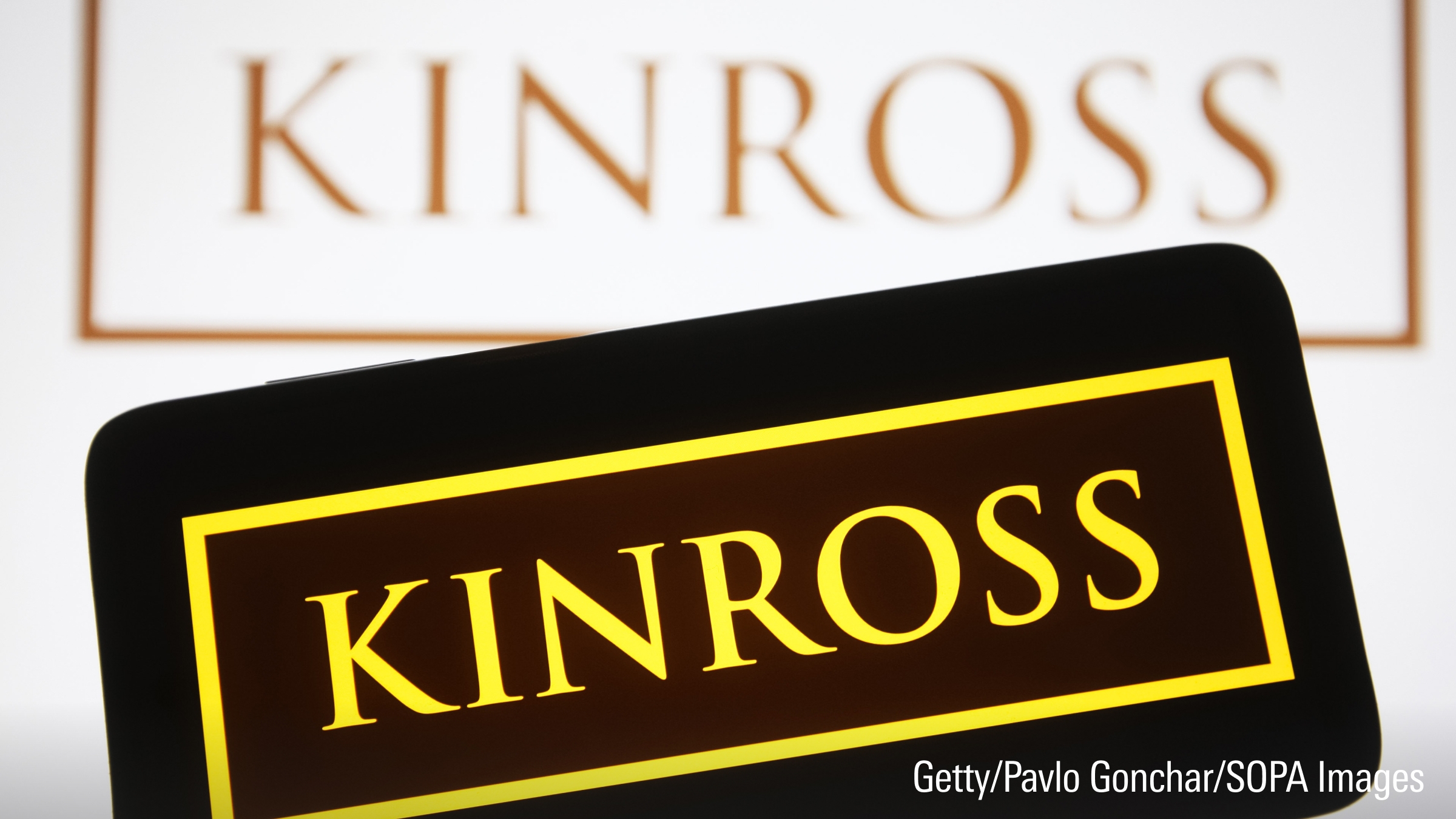 Un logo de Kinross Gold Corporation est vu sur un smartphone et un &eacute;cran d'ordinateur.