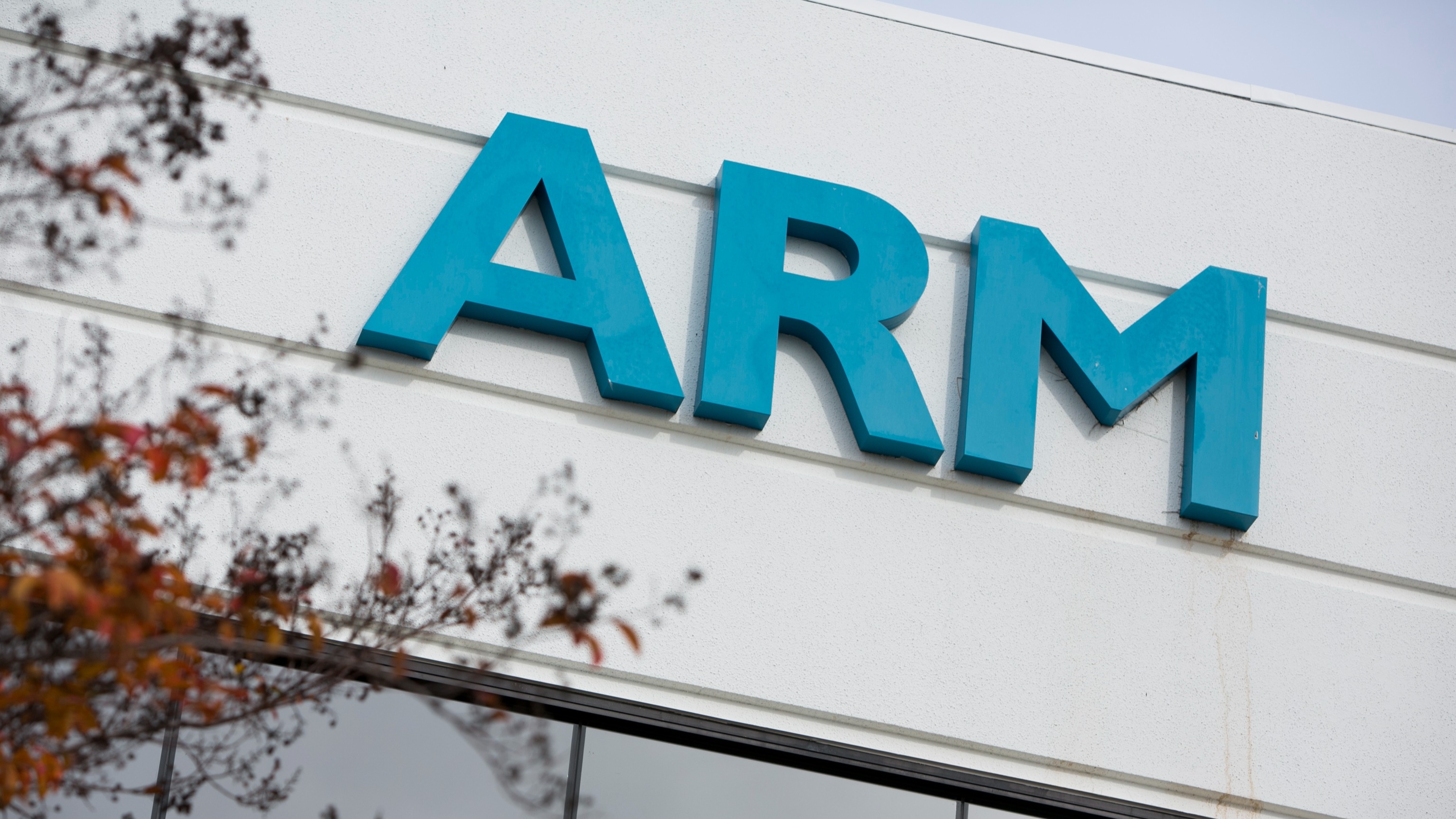 Un logo &agrave; l&apos;ext&eacute;rieur d&apos;un immeuble de bureaux occup&eacute; par ARM Holdings plc, &agrave; San Jose, Californie, le 7 d&eacute;cembre 2014. Cr&eacute;dit photo : Kristoffer Tripplaar/ Sipa USA