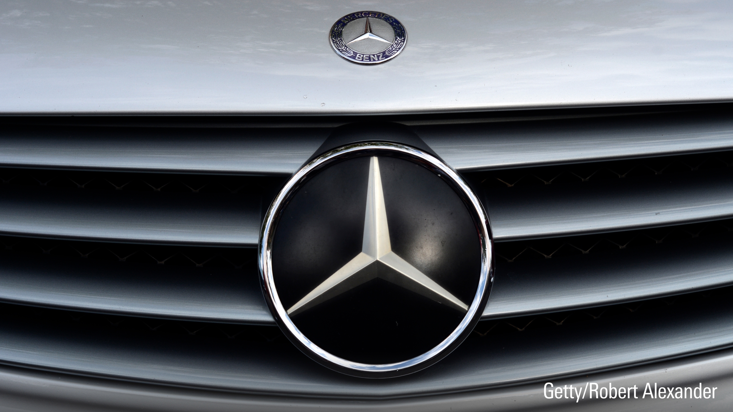 Le logo Mercedes Benz sur l'emblème du capot et la calandre d'une Mercedes Benz d'époque.