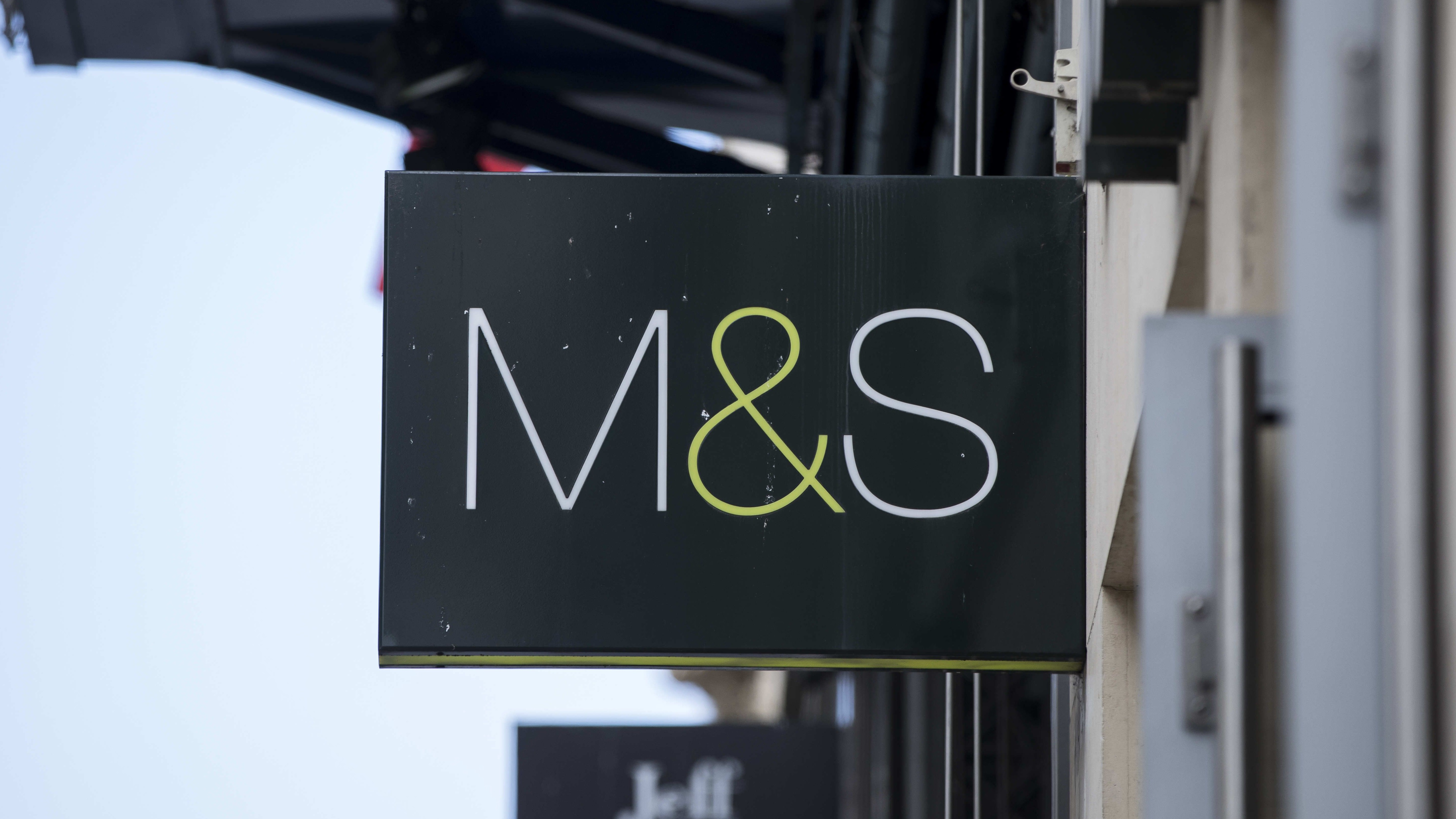 Marks and Spencer closes a hundred stores worldwide including 7 in France.