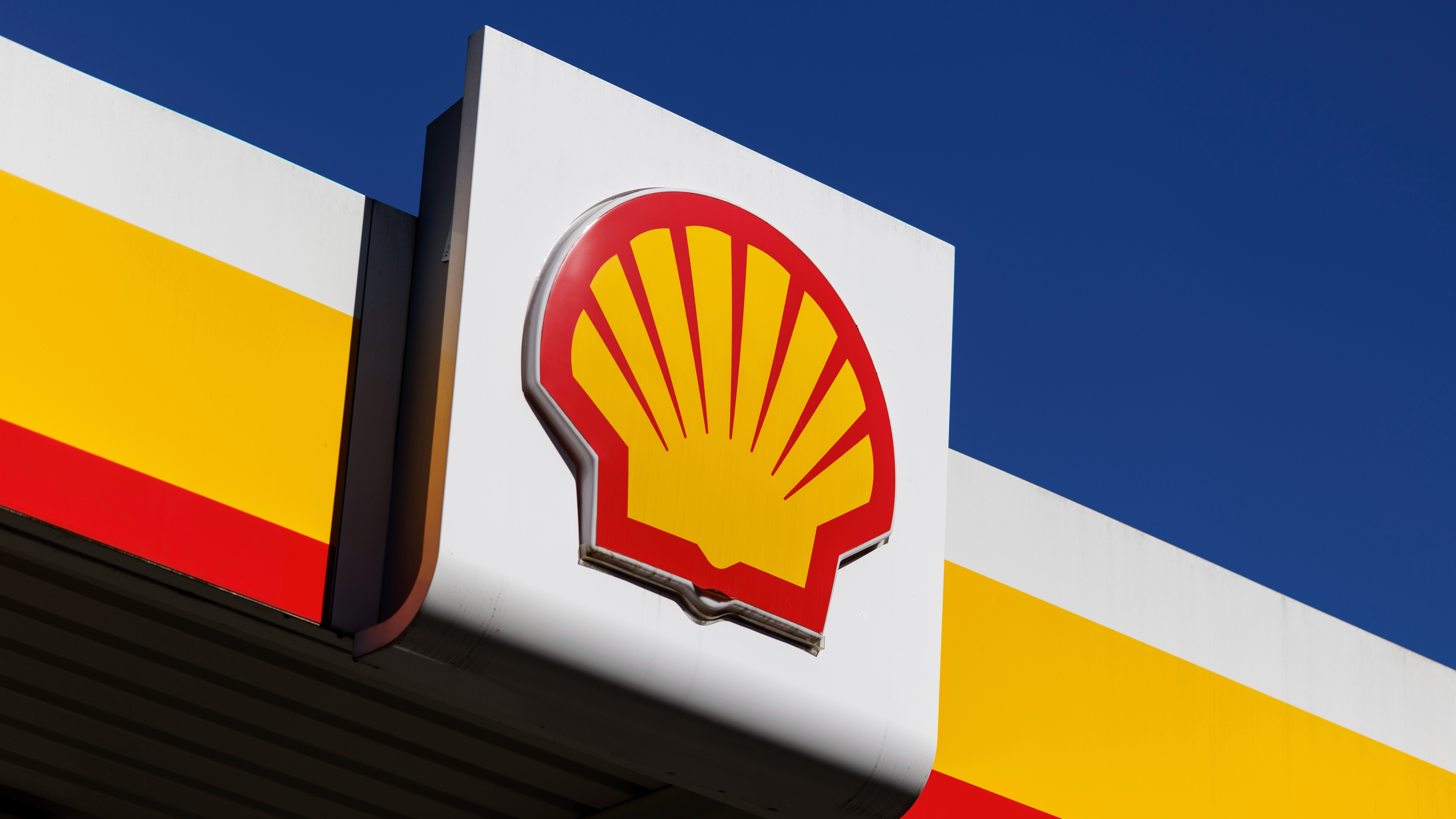 20 maart 2025, Beieren, M&uuml;nchen: Het merklogo van het minerale olie- en aardgasbedrijf Shell plc is te zien bij een tankstation van het bedrijf in M&uuml;nchen (Beieren) op 20 maart 2025. De activiteiten van de Groep omvatten de exploratie en productie van ruwe olie en aardgas, het transport en de marketing van aardgas en elektriciteit, de verwerking en distributie van minerale olie, petrochemische producten en hernieuwbare energie. Foto door: Matthias Balk/picture-alliance/dpa/AP Images