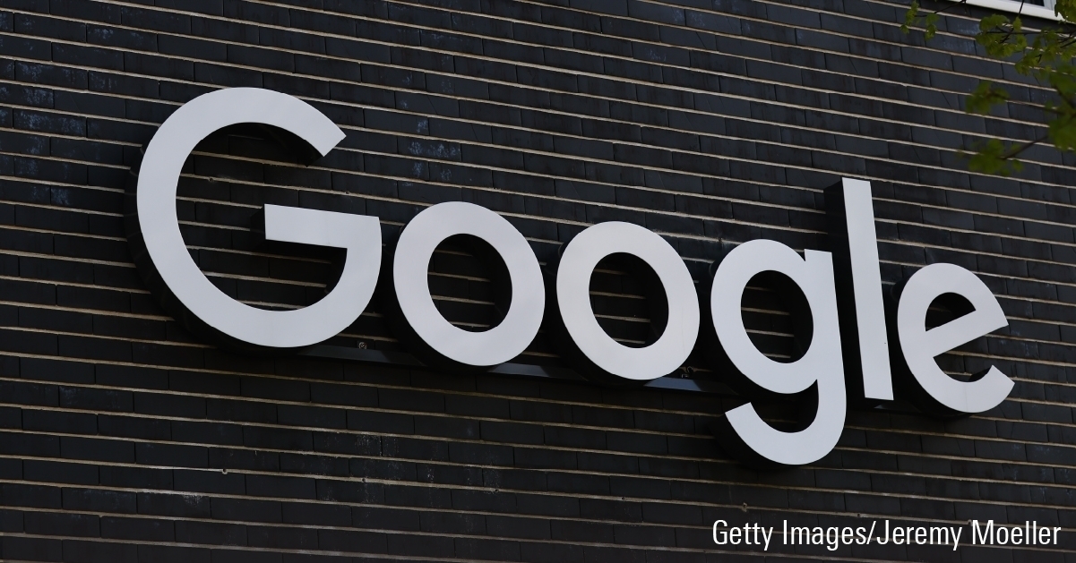 Logo monochrome de Google affiché sur un mur