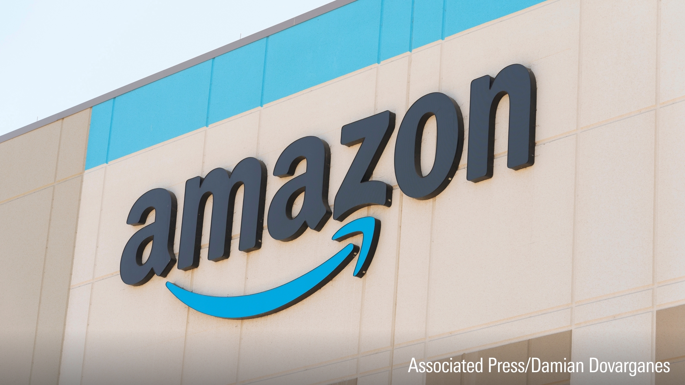 Le logo d'Amazon est visible sur le mur extérieur du centre d'exécution Amazon OXR1 à Oxnard, en Californie.