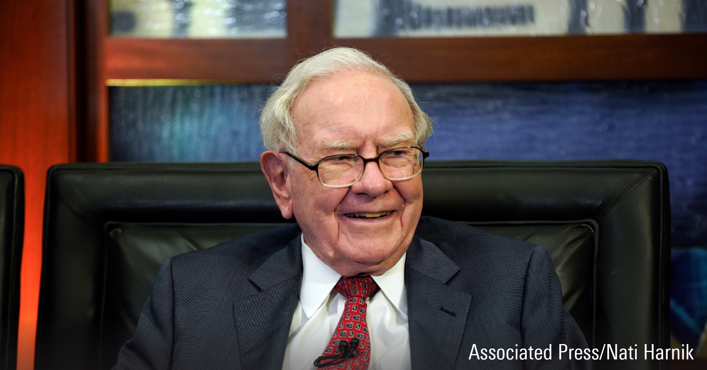 Ein Foto, auf dem Warren Buffett bei einer Veranstaltung spricht.