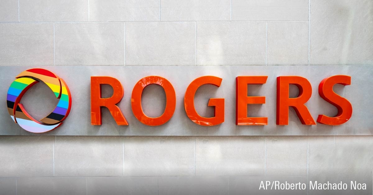 Logo de la soci&eacute;t&eacute; de t&eacute;l&eacute;communications Rogers aux couleurs de l'arc-en-ciel affich&eacute; sur un b&acirc;timent pendant le Mois de la fiert&eacute;.