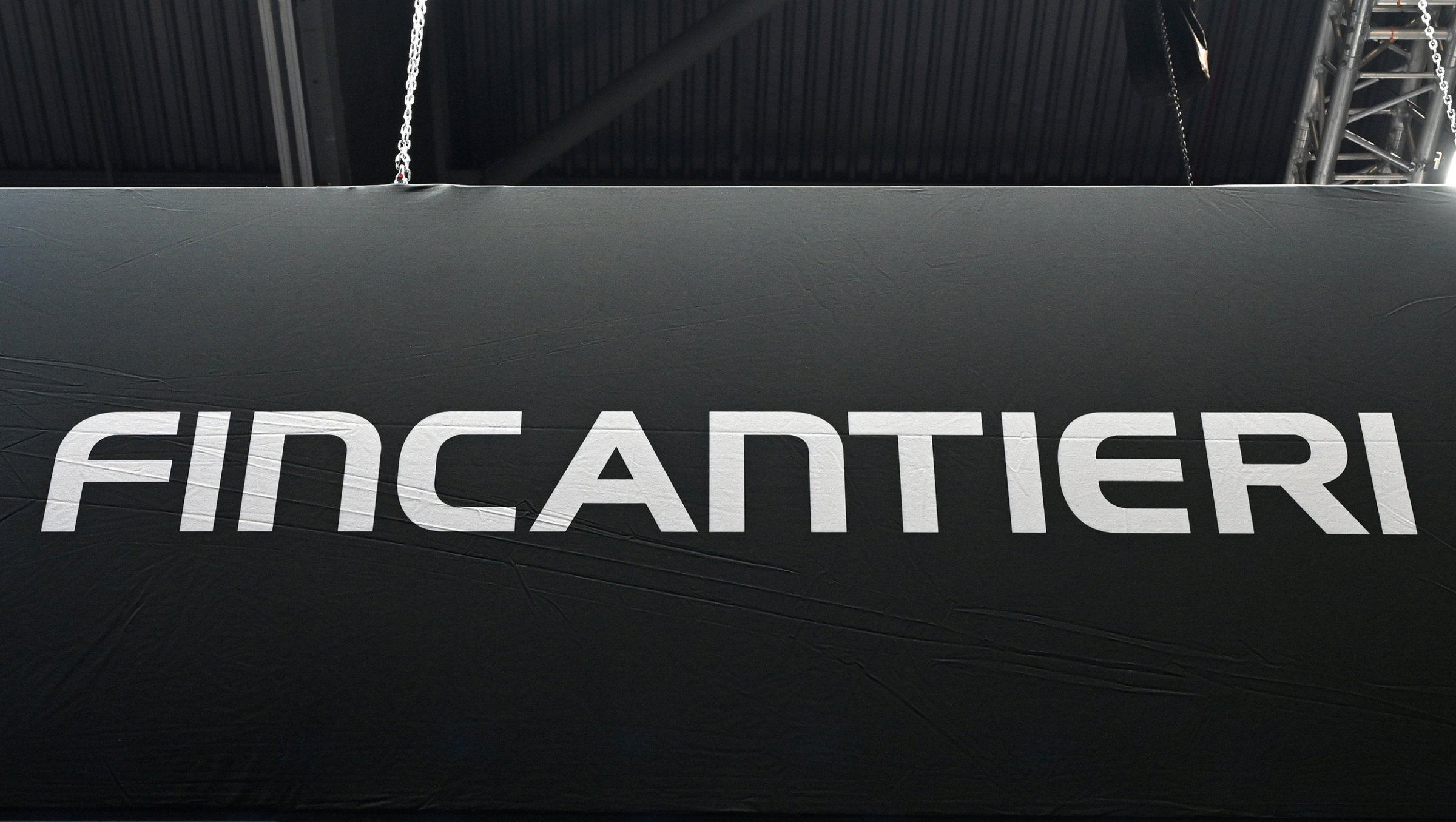 Il logo di Fincantieri raffigurato su uno striscione.
