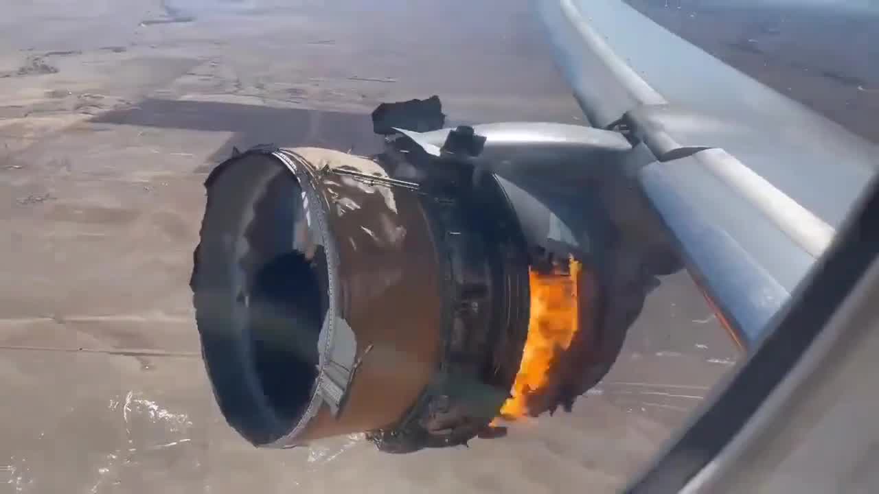 Vídeo mostra turbina de avião da United pegando fogo