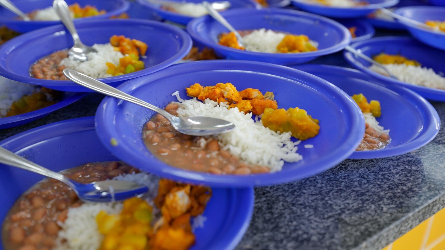 Estudantes do DF enfrentam falta de alimentos e opções em merenda escolar –  Noticias R7, image size:1500x844