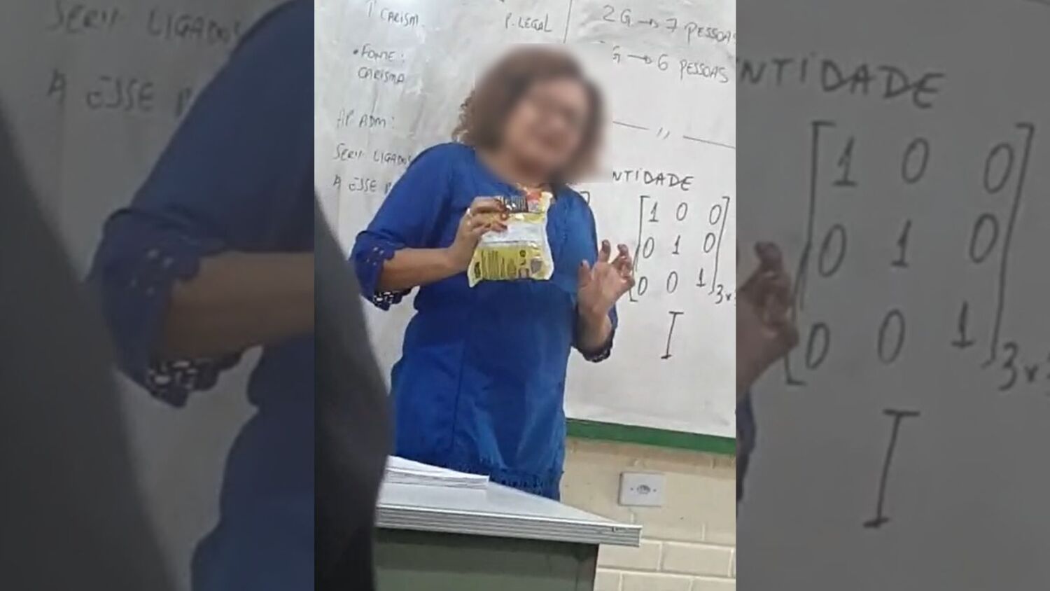 Aluno dá esponja de aço como presente a professora negra no DF; veja vídeo  – Noticias R7