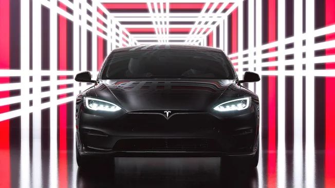 Veículo Tesla com horizonte da Califórnia, simbolizando a disputa com o DMV sobre o Autopilot.