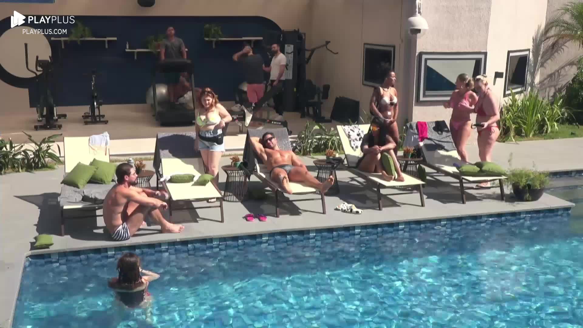 Participantes aproveitam tarde ensolarada na piscina | A Grande Conquista