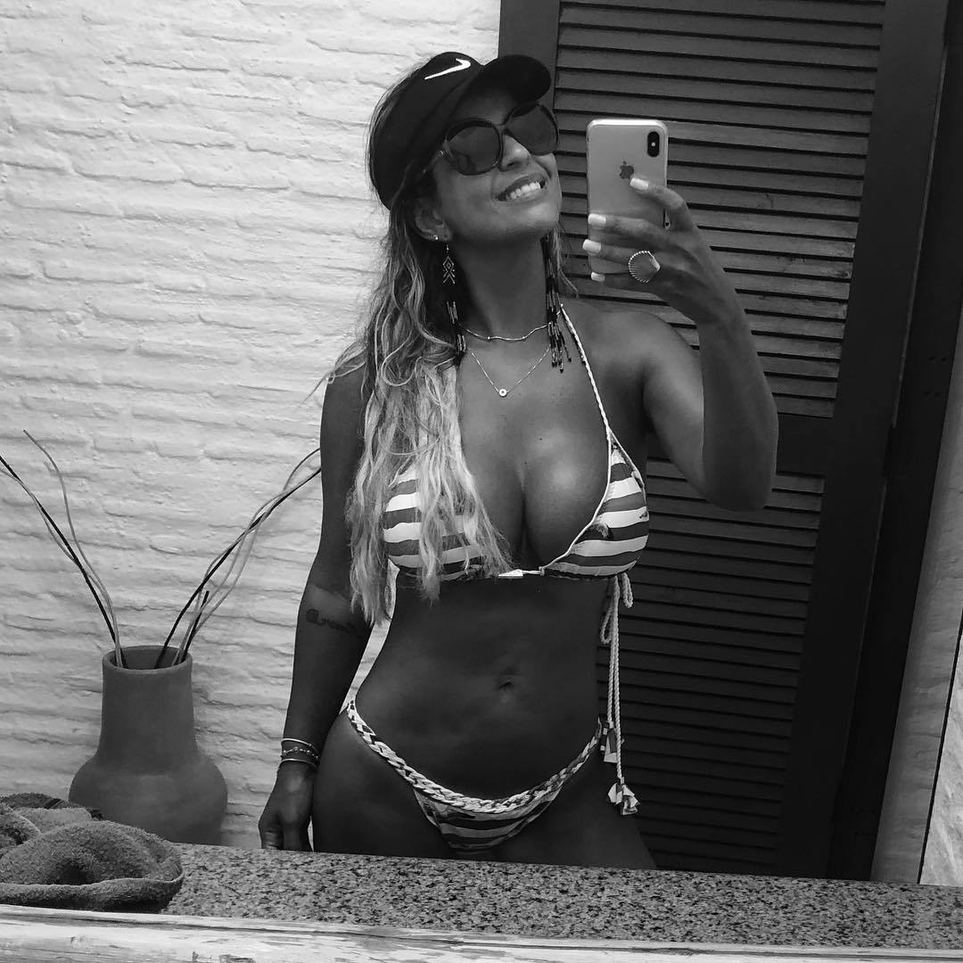 Carolina Dieckmann, sempre linda, compartilhou com seus seguidores fotos de  um biquini todo moderno para curtir esse calorzão em grande estilo. ☀  \, image size:1080x1080