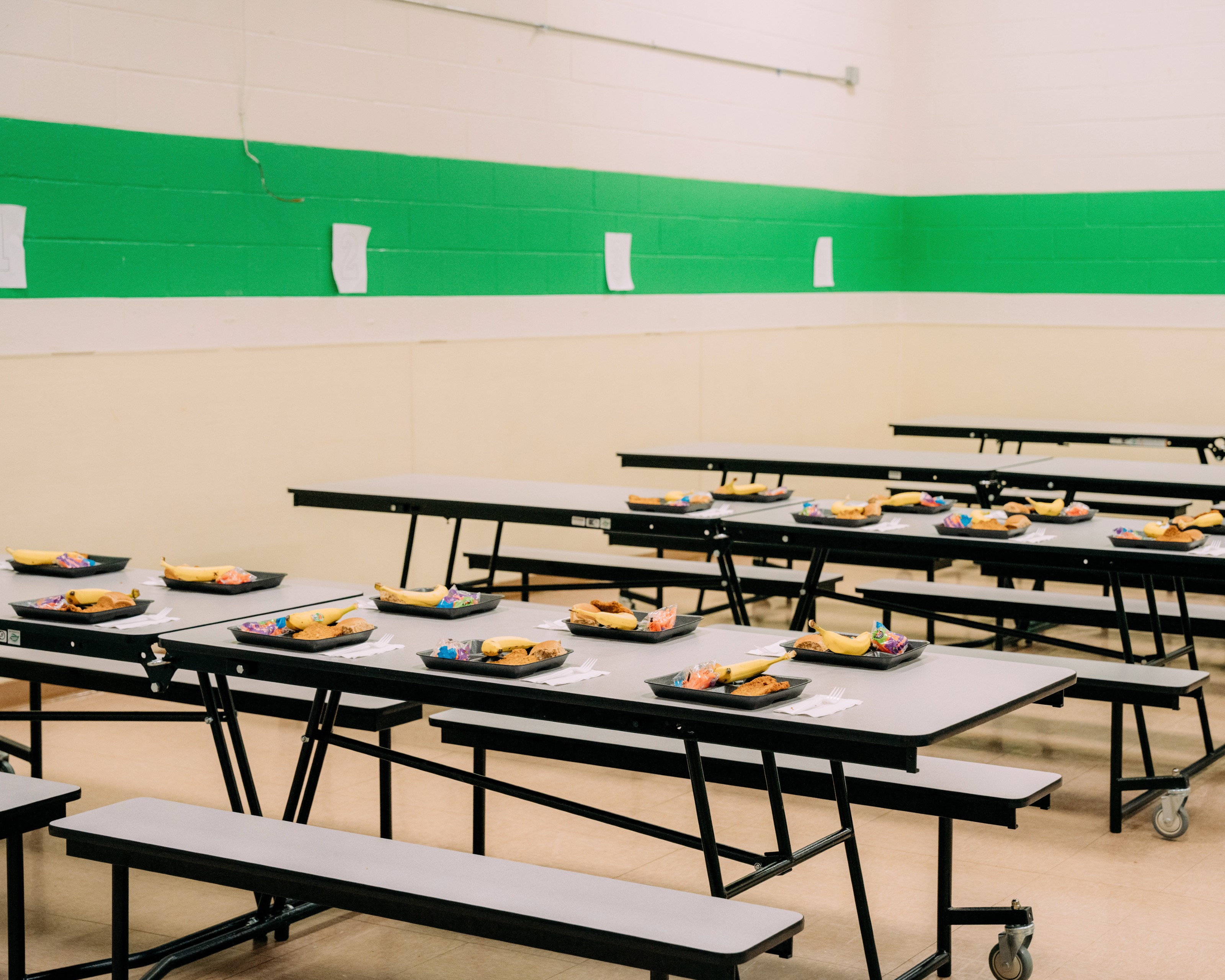 Explora os nossos modelos gratuitos de menus de almoço | Canva, image size:3200x2560