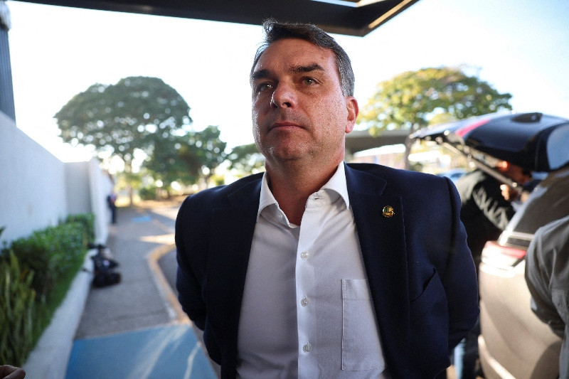 Flávio Bolsonaro reforça intenção de manter candidatura: 'Não vou desistir'  – Noticias R7