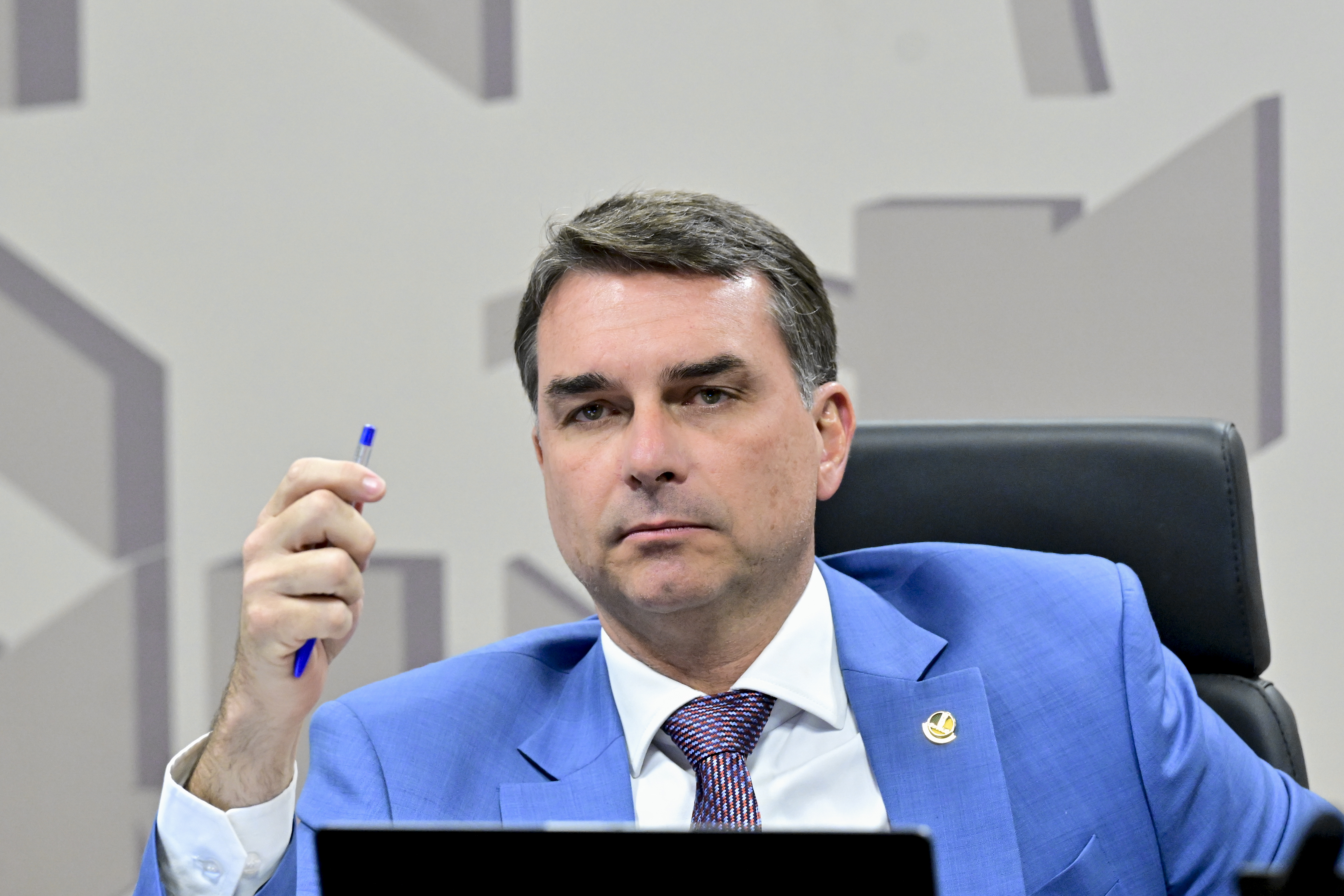 PT denuncia Flávio Bolsonaro à PGR por negociações com EUA