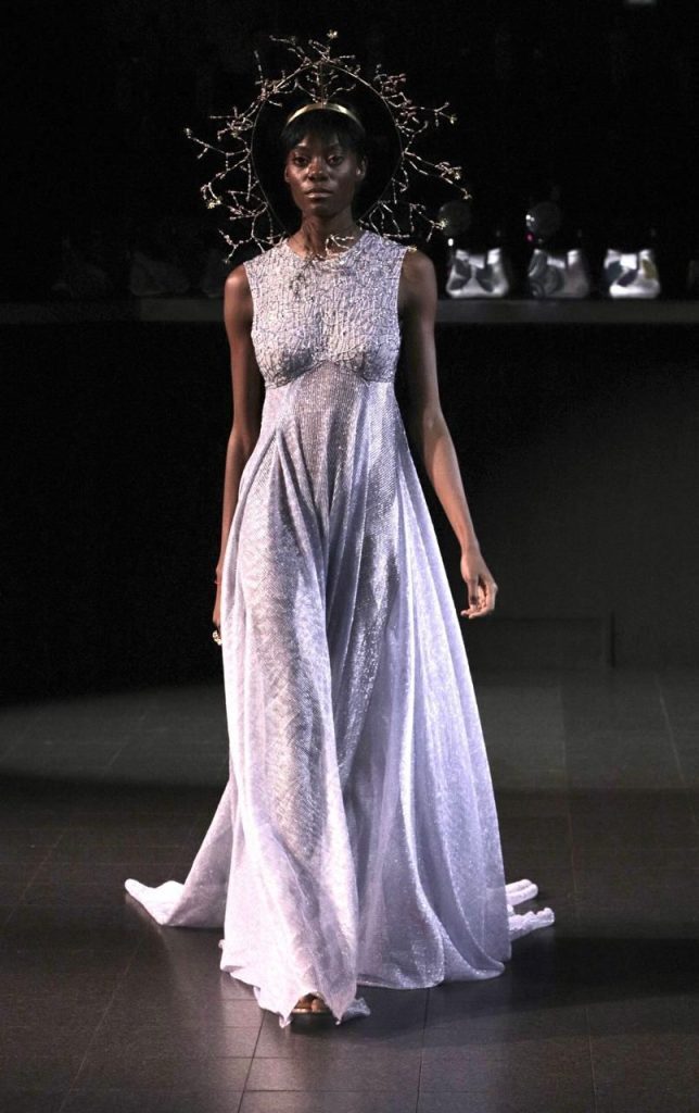 Alessandra Ambrosio e Adriana Lima desfilam com sutiãs de milhões