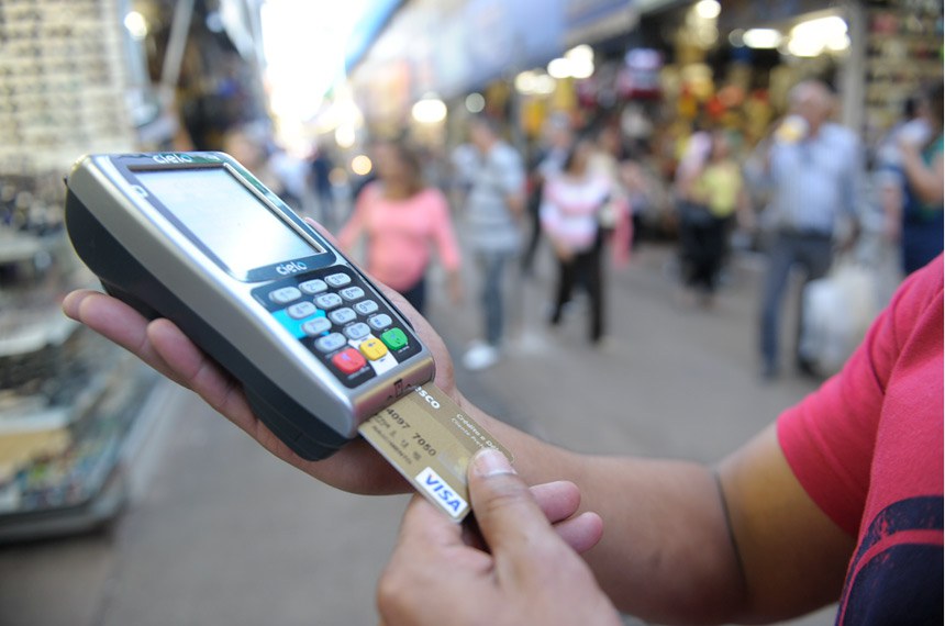 Juros do cartão sobem para 435,9% e atingem terceiro maior patamar em fevereiro