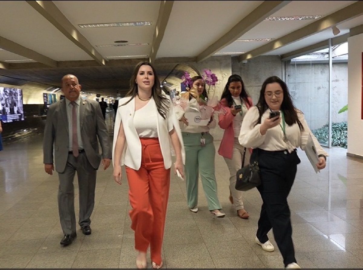 Deputada Caroline de Toni tem pedido atendido e circula com escolta na Câmara – Noticias R7
