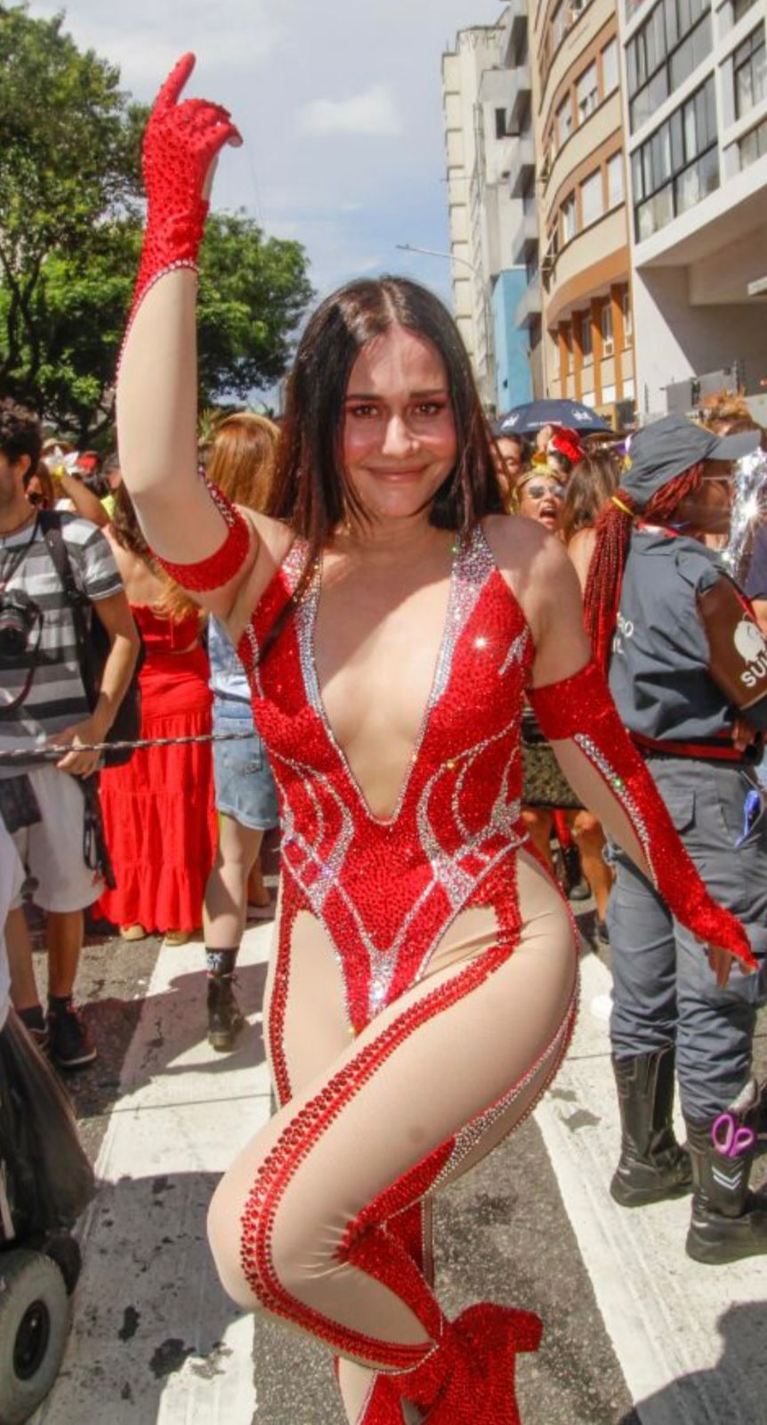 Veja o vídeo de Alessandra Negrini em bloco de Carnaval