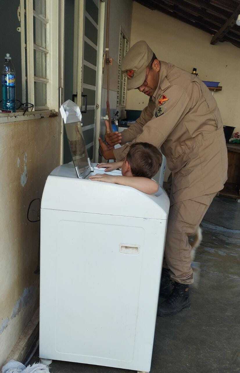 Criança fica presa em máquina de lavar e é socorrida pelos bombeiros; veja  imagens – Noticias R7