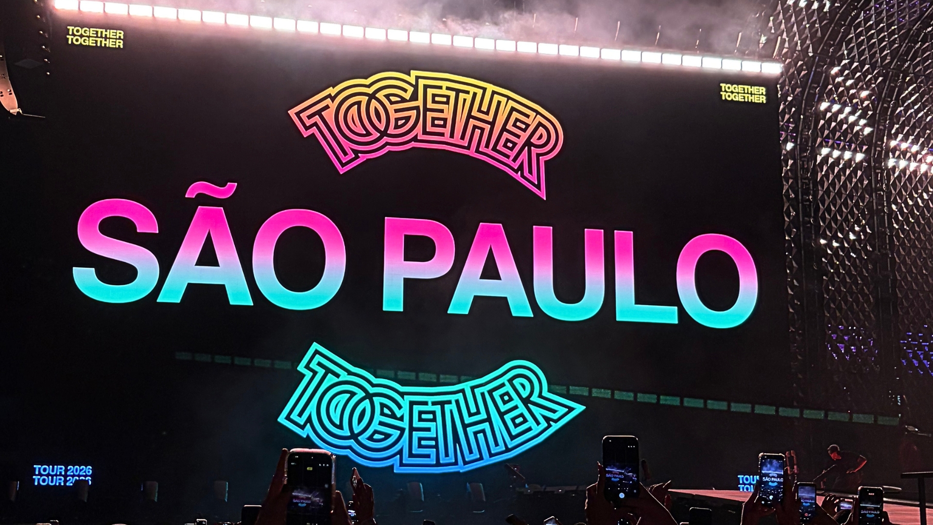 Harry Styles mistura hits, disco e nostalgia e faz quatro anos de