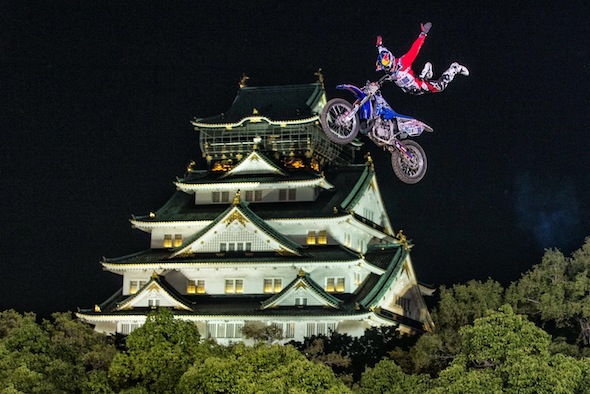 Hometown Hero Higashino Upsets X-Fighters Leader Pagès of France