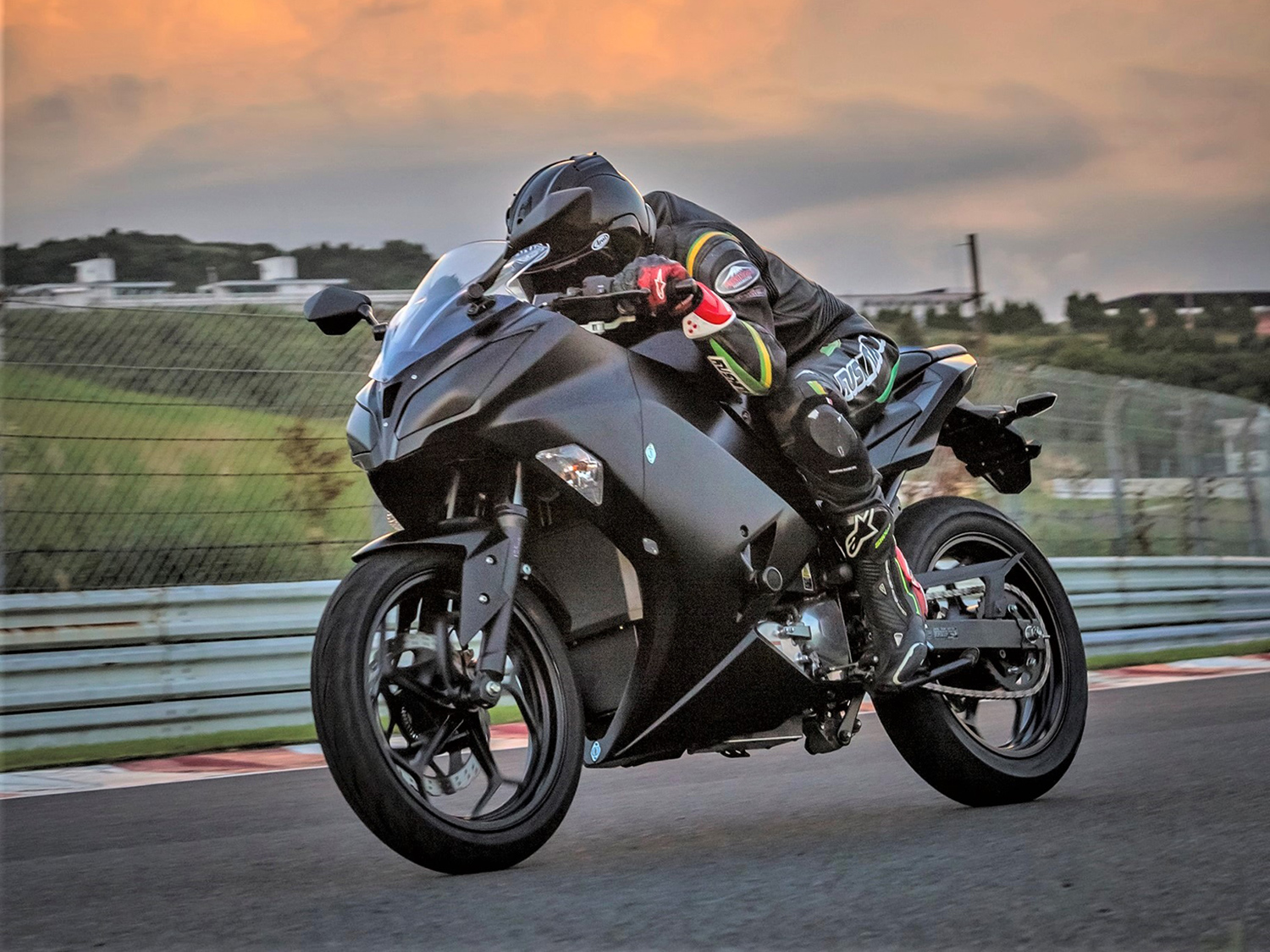 Kawasaki Ninja® e-1 ABS, EV Motorcycle