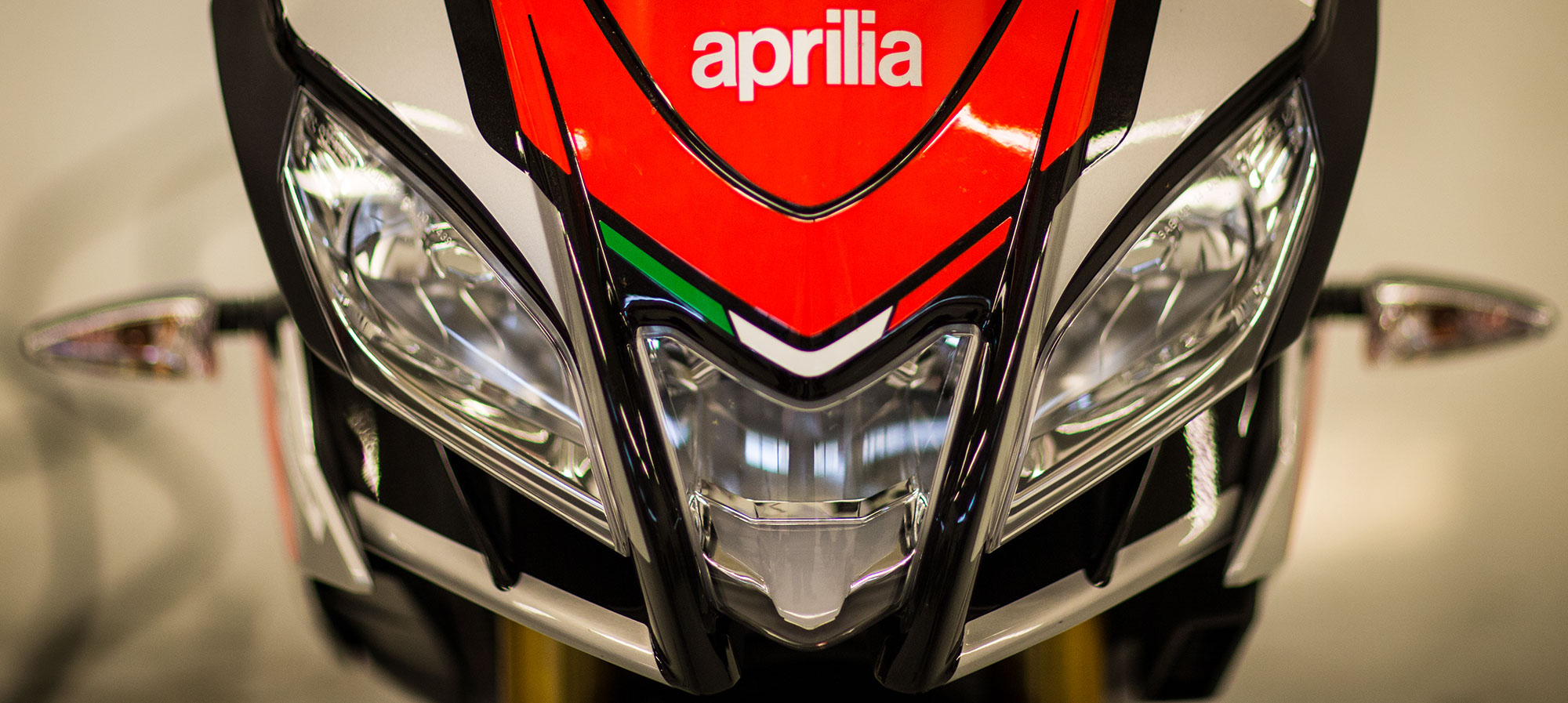 First Ride Review 17 Aprilia Tuono 1100 Rr Factory Motorcyclist