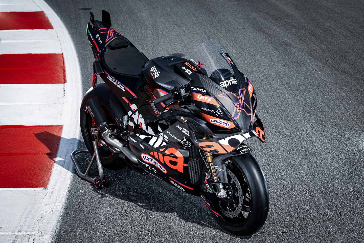 Aprilia RSV4 X-GP는 30 명의 해피 라이더에게만 모토 기술을 제공합니다.