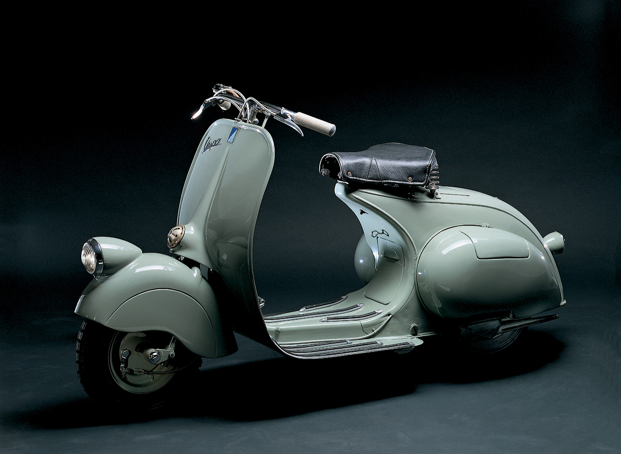 Первый скутер. Мотороллер Веспа 1946. Первый мотороллер Веспа. Vespa 98 cc. Веспа мотороллер классика.