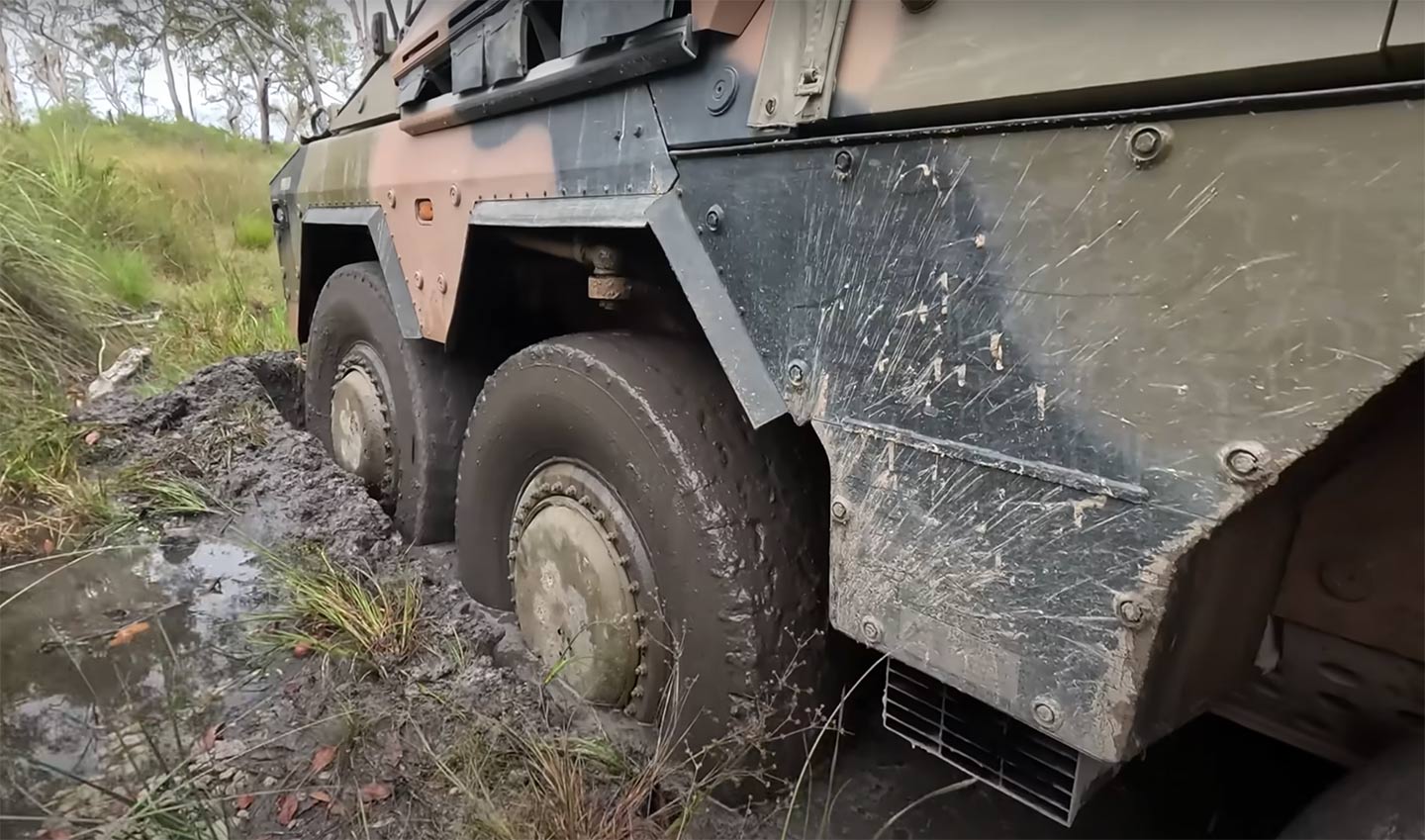 その他 Army Australia e Odgers Watch 4WD 24/7 Get Australian Military Tanks Stuck | UTV Driver
