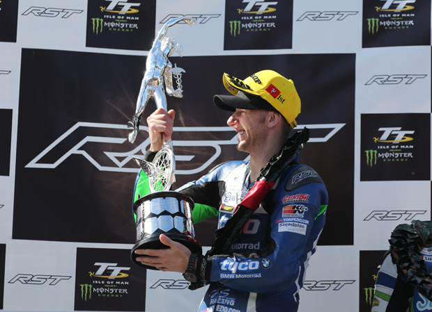 Ian Hutchinson vence a primeira prova do TT da Ilha de Man 2017