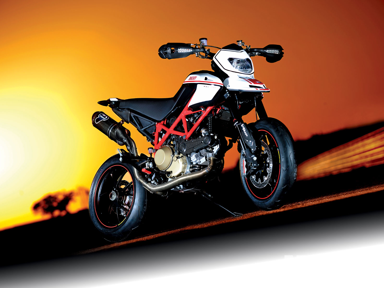 2010 Ducati Hypermotard 1100 EVO SP - Evoluzione of a Species