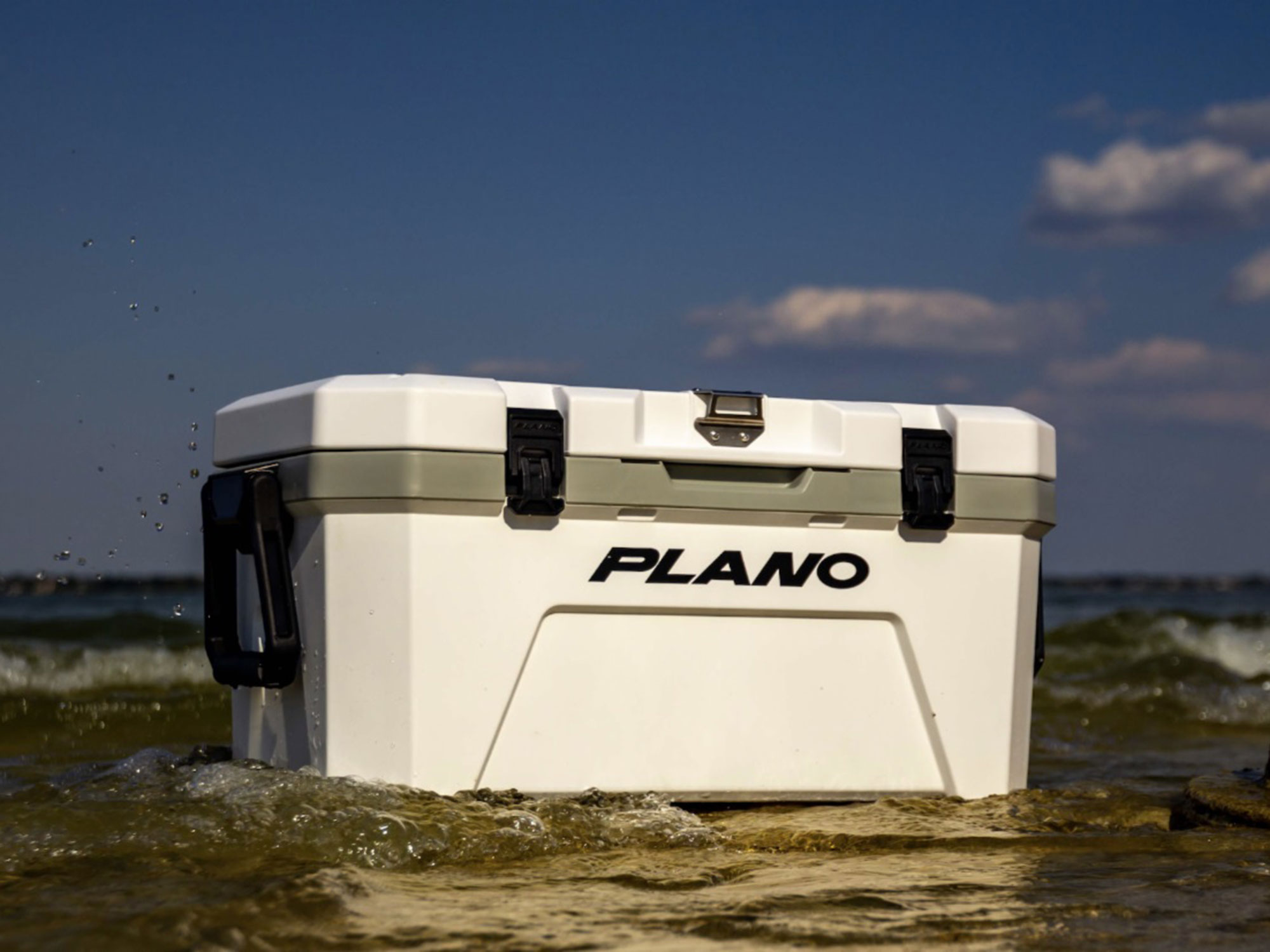 Details about   Plano Frost 14 Quart Heavy Duty Cooler w/ Built In Bottle Opener and Dry Basket 