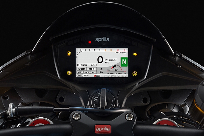 First Ride Review 17 Aprilia Tuono 1100 Rr Factory Motorcyclist