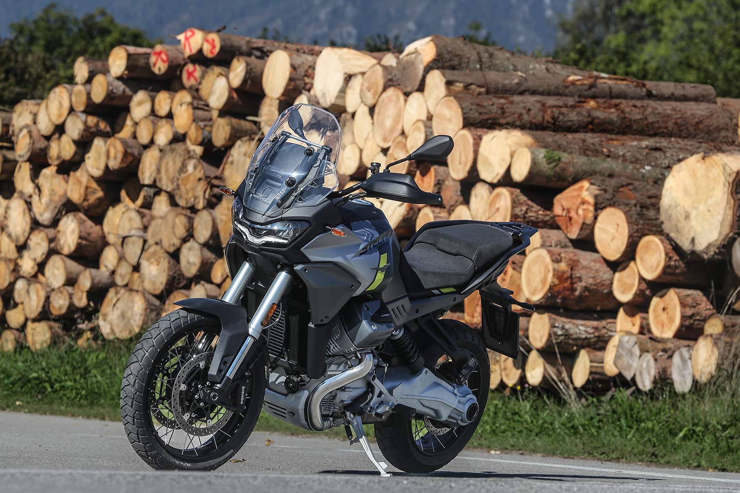 Moto Guzzi Stelvio, debutta ad EICMA 2023 la nuova on-off road 