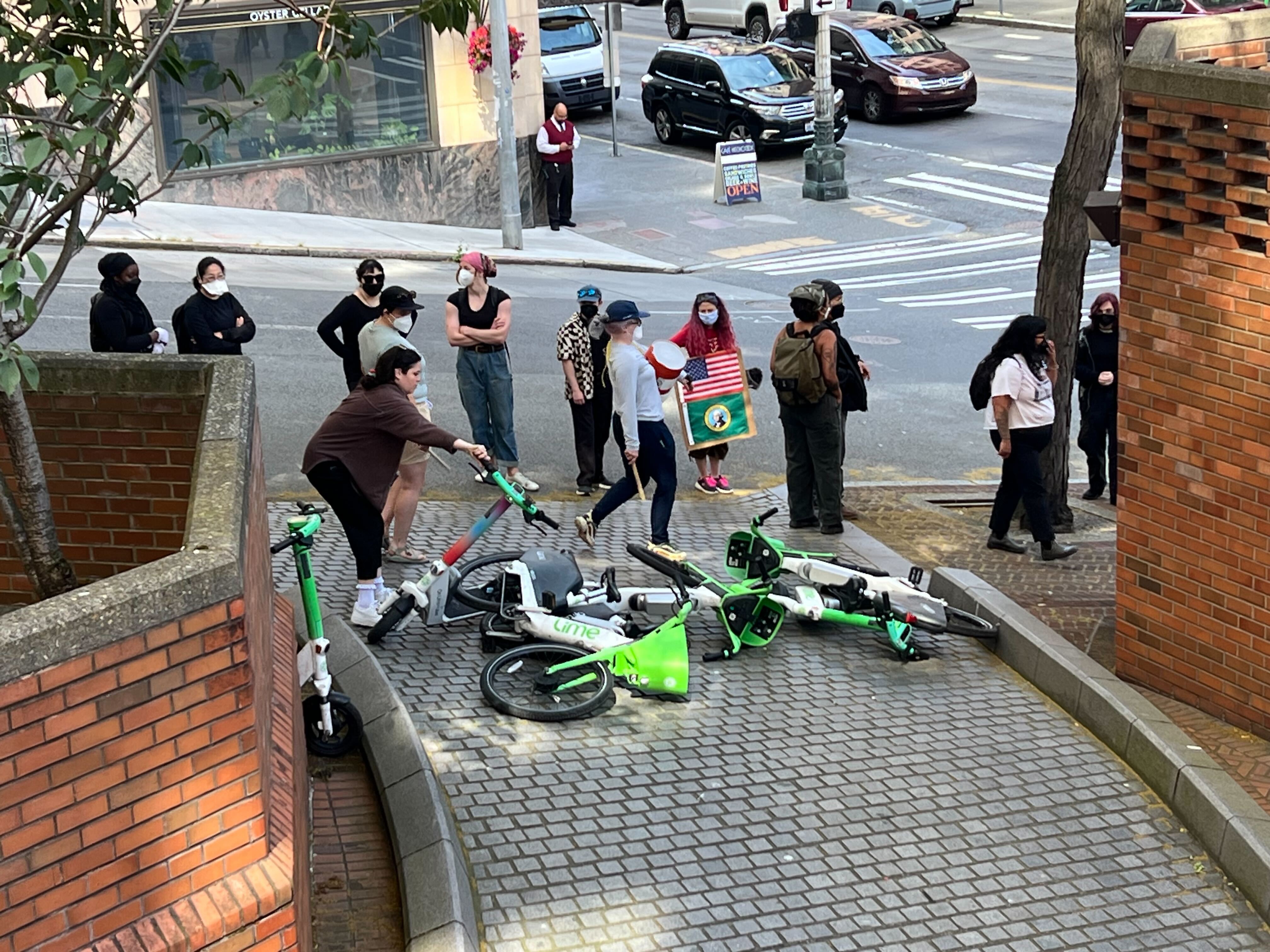 Seattle protesters block ICE vans from leaving immigration court - OPB