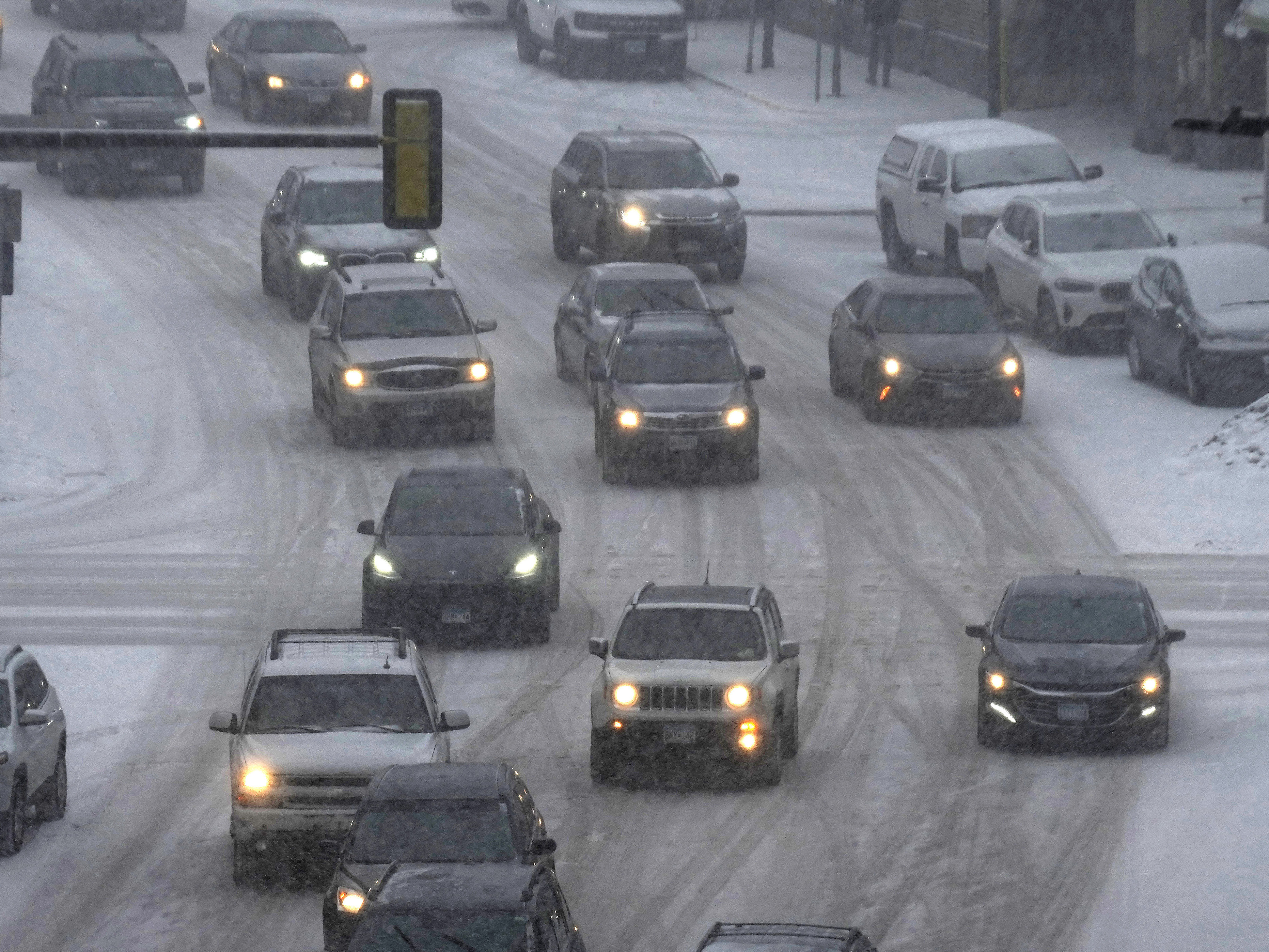 Northwestern US snowstorm takes aim in an early sign of winter