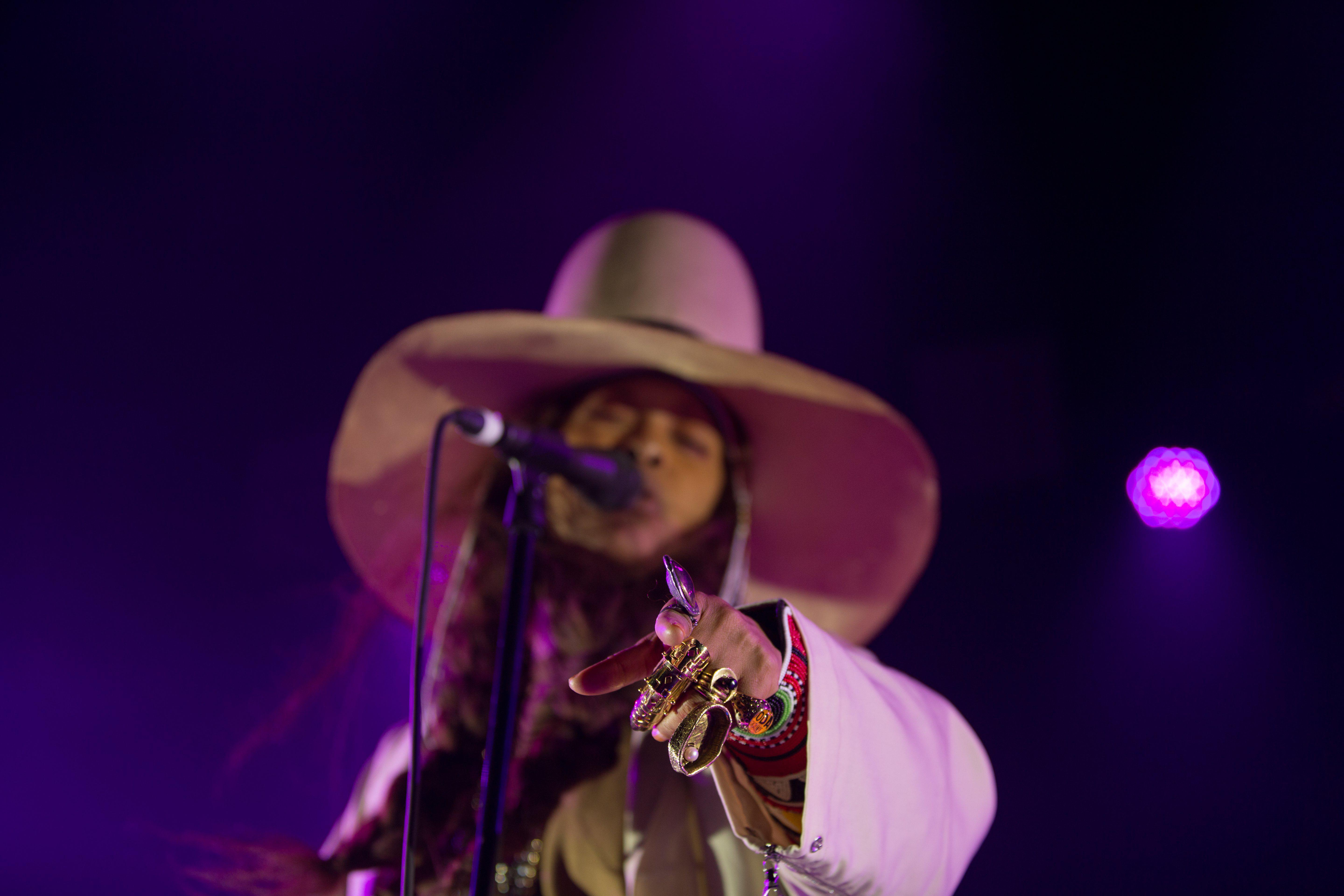 Sperma bilan qoplangan keksa ayolning fotosurati